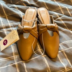 NWT Women’s tan mules, Size 5.5